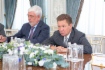 Alexey Miller (rechts) während des Arbeitstreffens mit dem außerordentlichen und bevollmächtigten Botschafter der Republik Serbien in der Russischen Föderation, Slavenko Terzic