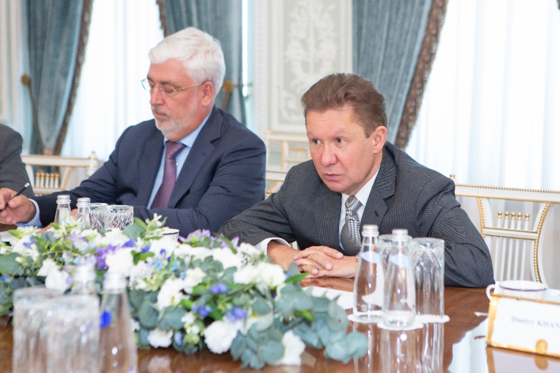 Alexey Miller (rechts) während des Arbeitstreffens mit dem außerordentlichen und bevollmächtigten Botschafter der Republik Serbien in der Russischen Föderation, Slavenko Terzic