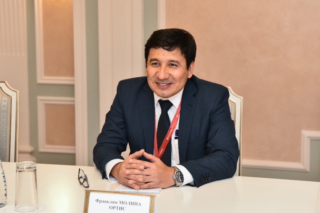 Arbeitstreffen zwischen Alexey Miller und dem Minister für Kohlenwasserstoffe und Energie Boliviens, Franklin Molina Ortiz, im Rahmen des Petersburger Internationalen Wirtschaftsforums 2021