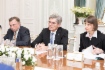 Der Vorstandsvorsitzende und CEO der Siemens AG, Joe Kaeser (in der Mitte), während des Arbeitstreffens mit Alexey Miller
