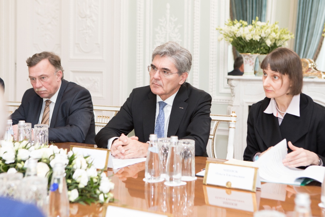 Der Vorstandsvorsitzende und CEO der Siemens AG, Joe Kaeser (in der Mitte), während des Arbeitstreffens mit Alexey Miller
