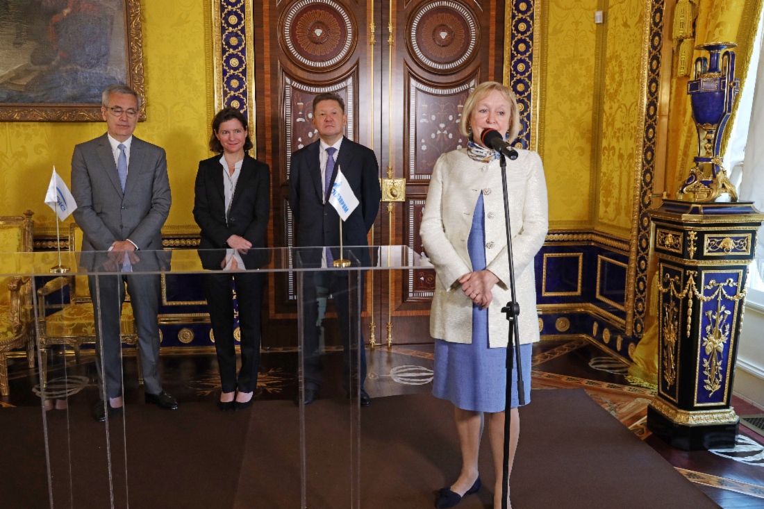 Alexey Miller und die Direktorin des Staatlichen Museumsreservats Zarskoje Selo, Olga Taratynova, unterzeichneten im Rahmen des Petersburger Internationalen Wirtschaftsforums 2021 eine Kooperationsvereinbarung zur Bewahrung des Kulturguts und zur Entwicklung des Museumsreservats Zarskoje Selo