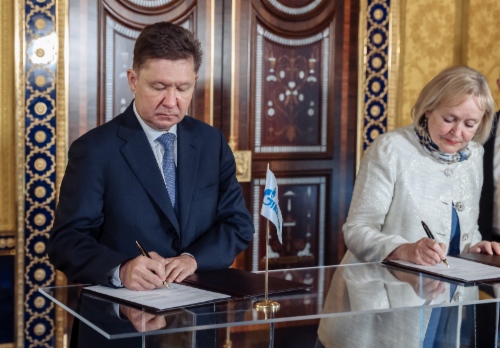 Alexey Miller und die Direktorin des Staatlichen Museumsreservats Zarskoje Selo, Olga Taratynova, unterzeichneten im Rahmen des Petersburger Internationalen Wirtschaftsforums 2021 eine Kooperationsvereinbarung zur Bewahrung des Kulturguts und zur Entwicklung des Museumsreservats Zarskoje Selo