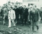 Rem Vyakhirev begleitet eine Delegation des sowjetischen Ministeriums für Gasindustrie auf dem Industriegelände der Orenburggazprom