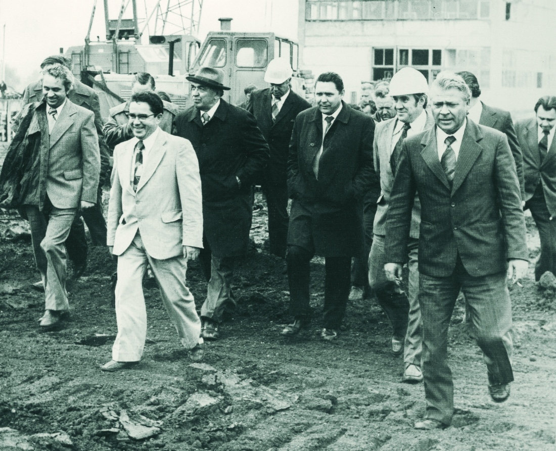 Rem Vyakhirev begleitet eine Delegation des sowjetischen Ministeriums für Gasindustrie auf dem Industriegelände der Orenburggazprom