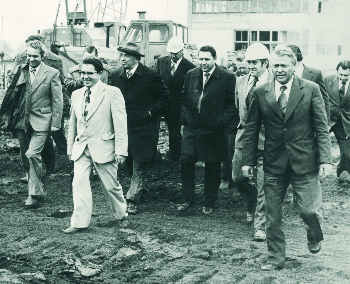 Rem Vyakhirev begleitet eine Delegation des sowjetischen Ministeriums für Gasindustrie auf dem Industriegelände der Orenburggazprom