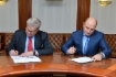 Oleg Aksyutin und Clemens Blum, Executive Vice President Industry Business der Schneider Electric SE, bei der Unterzeichnung