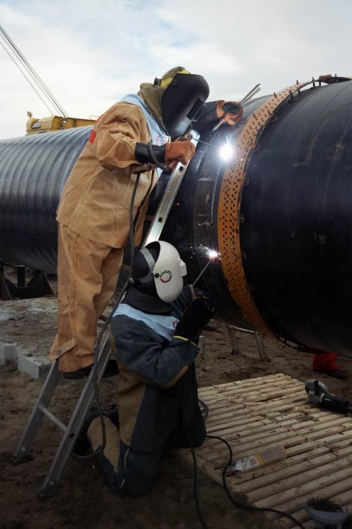 Verschweißung des ersten Rohrstoßes der Gaspipeline Blue Stream