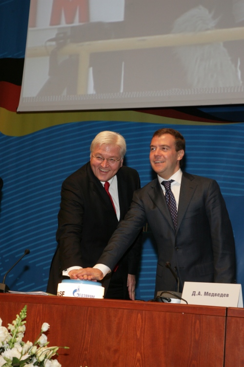Frank-Walter Steinmeier und Dmitry Medvedev bei der feierlichen Inbetriebnahme der Lagerstätte Juschno-Russkoje