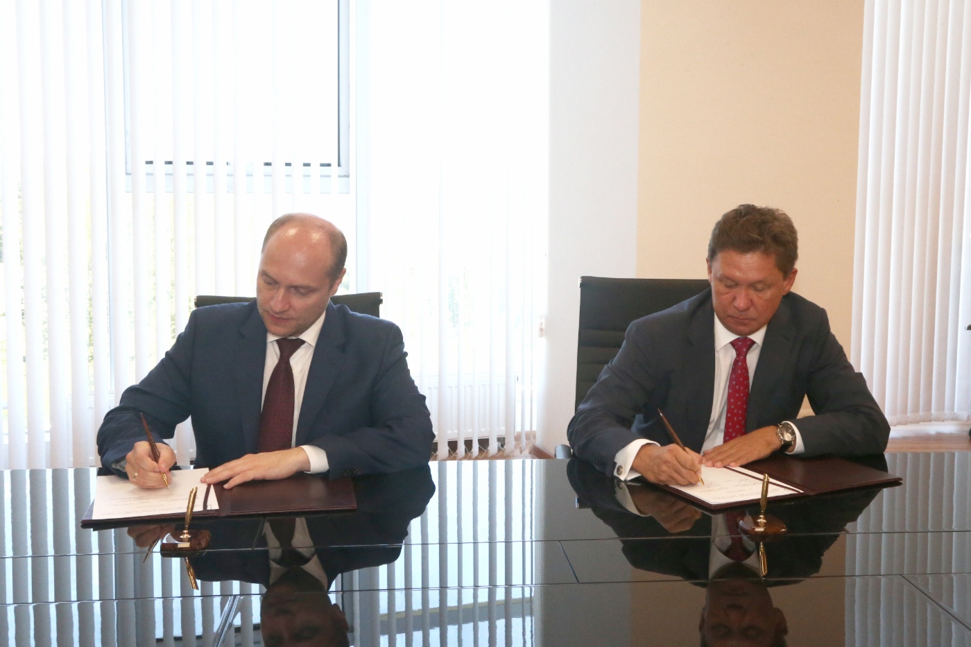 Alexander Galushka, Minister der Russischen Föderation für Entwicklung des Fernen Ostens, und Alexey Miller unterzeichneten Absichtserklärung bei der Umsetzung des Projekts zum Bau des Gasverarbeitungswerks Amur