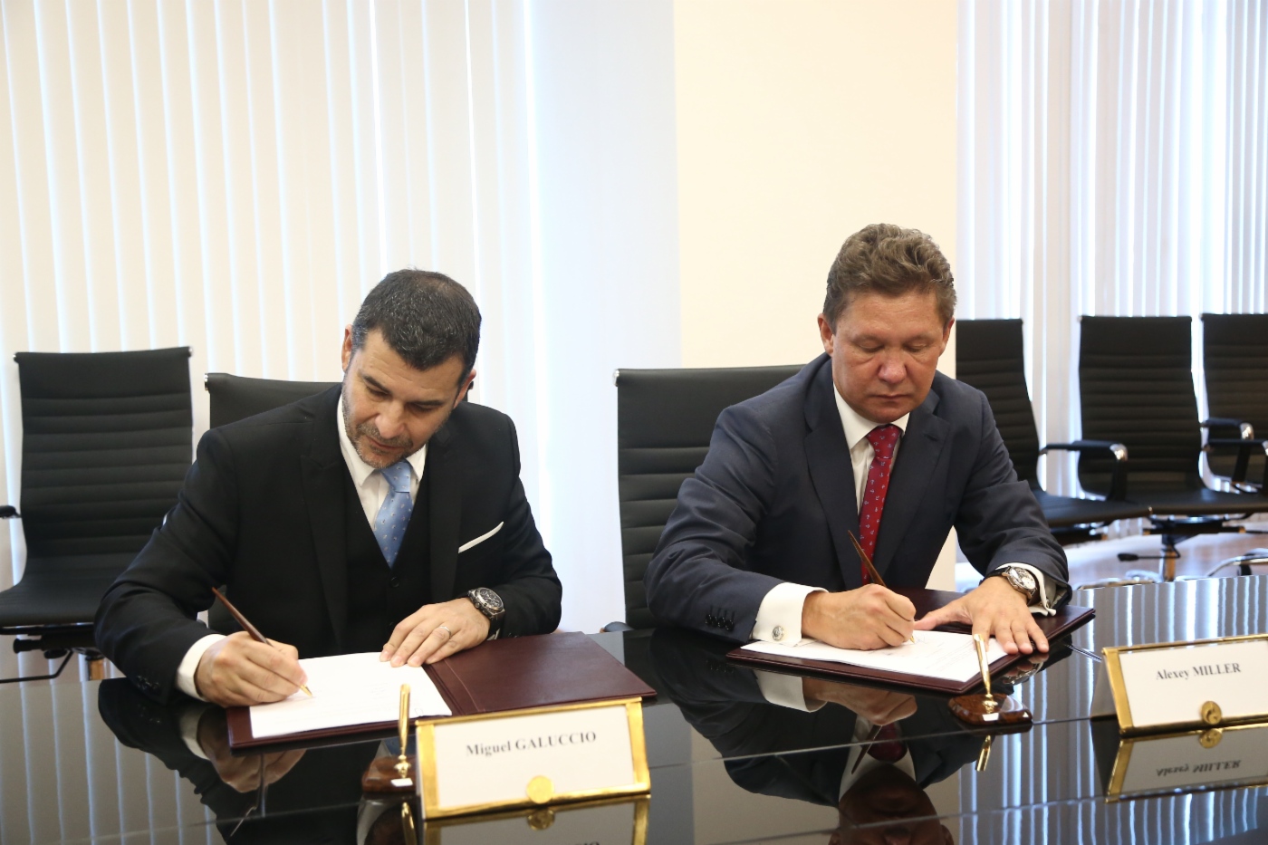 Chief Executive Officer der YPF Miguel Galuccio und Alexey Miller unterzeichneten ein Rahmenabkommen über Zusammenarbeit an den Projekten für Erkundung die Förderung