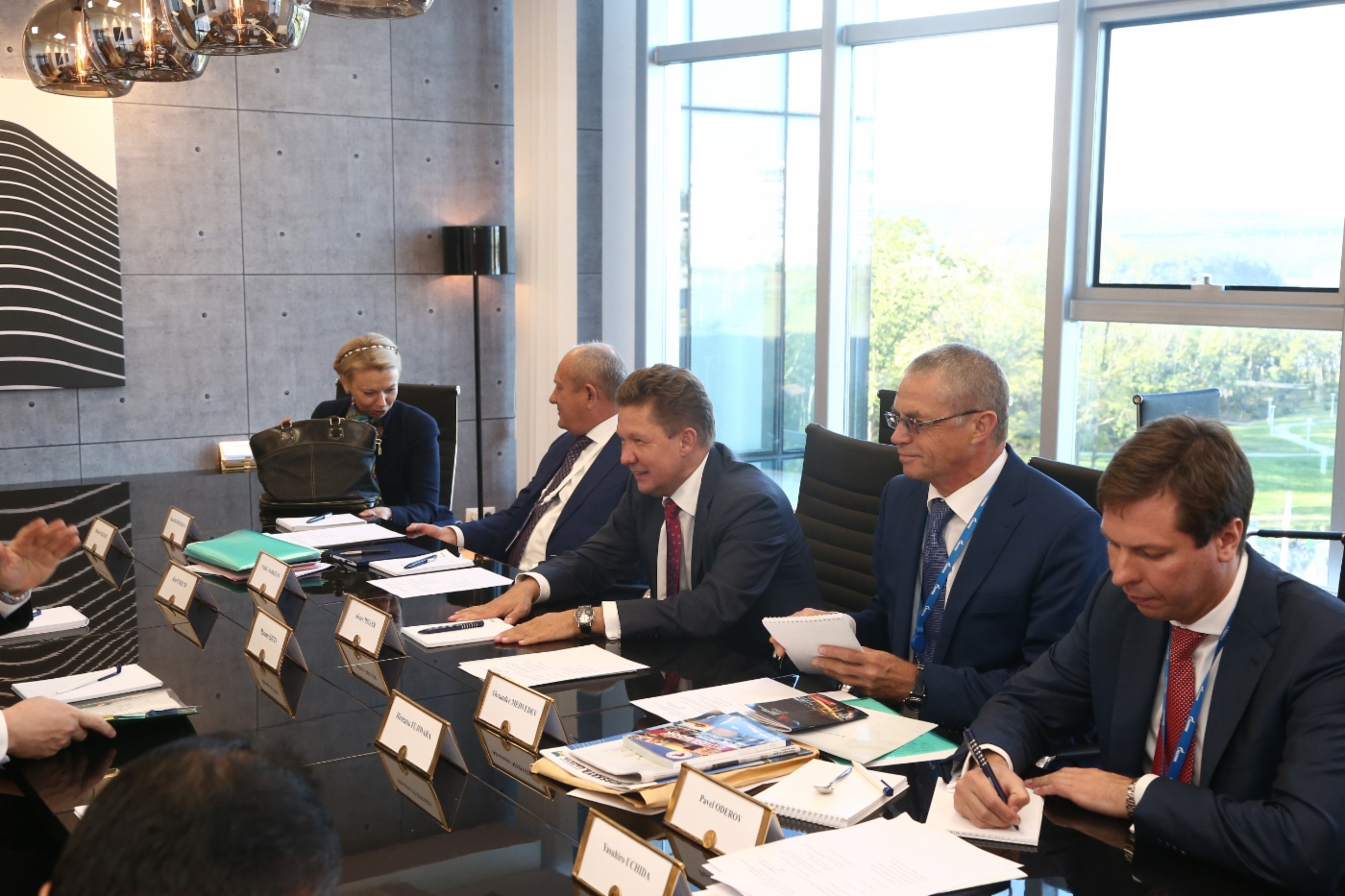 Alexey Miller (in der Mitte) während des Arbeitstreffens mit dem Vorsitzenden des Board of Directors der Mitsui Masami Iijima