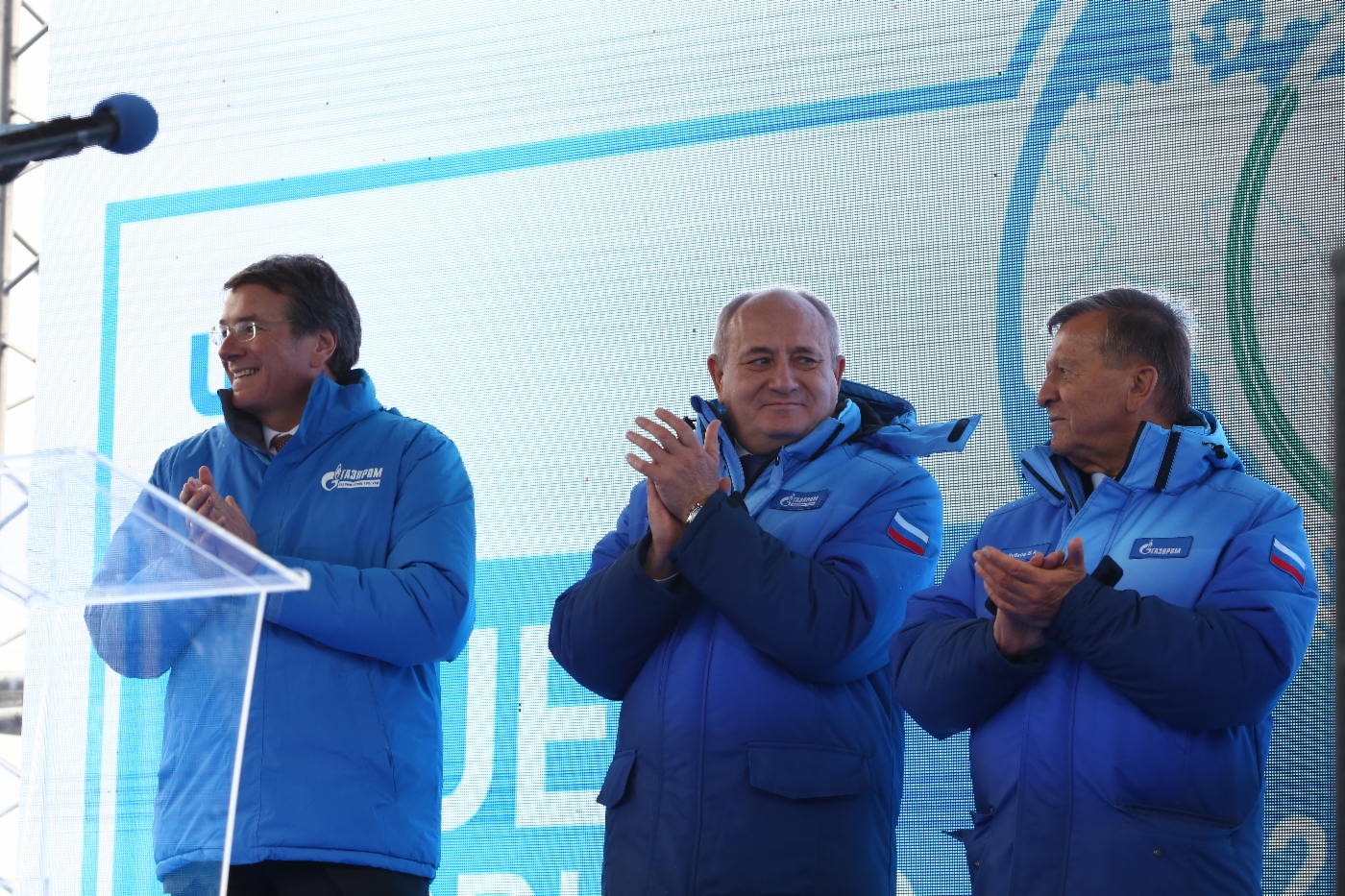 Uwe Fip, leitender Vizepräsident der Uniper Global Commodities SE, Vitaly Markelov und Viktor Zubkov während der Abschlusszeremonie des Autorennens in Sankt Petersburg