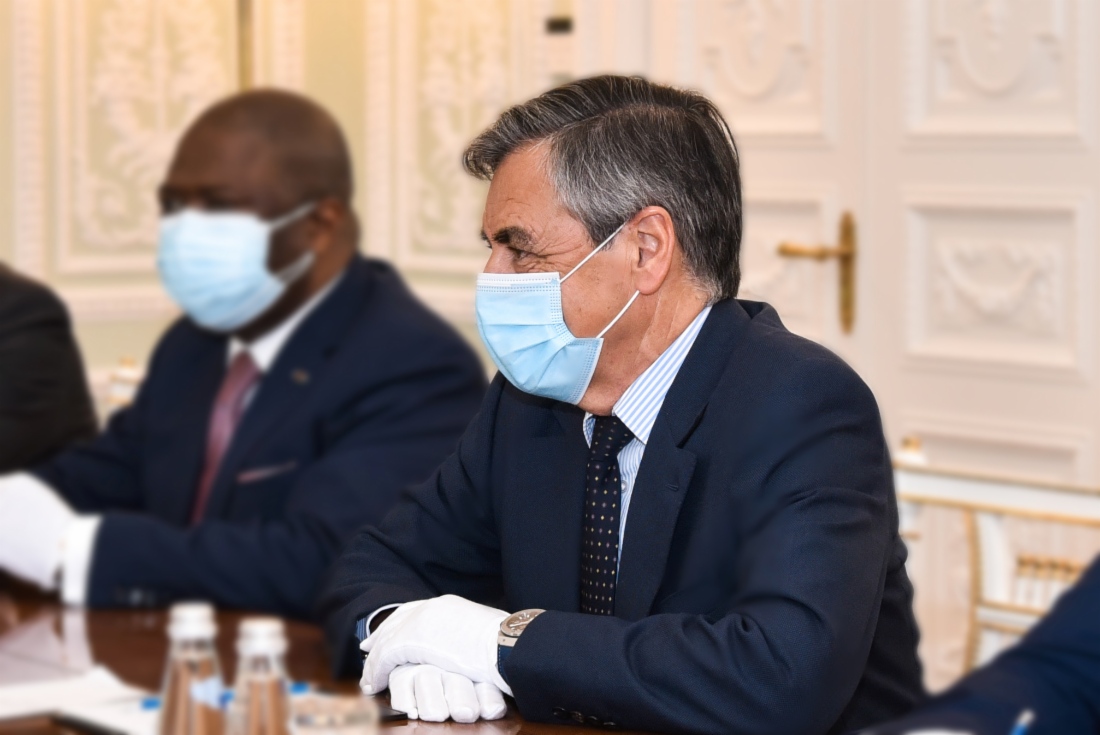 Alexey Miller und der französische Politiker, Francois Fillon, diskutierten im Rahmen des Petersburger Internationalen Wirtschaftsforums 2021 über Kernbereiche und Entwicklungsperspektiven des europäischen Energiemarktes
