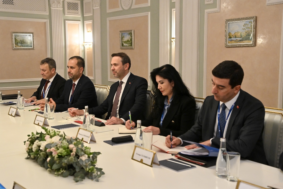 Alparslan Bayraktar, Minister für Energie
und Naturressourcen der Republik Türkiye
(Mitte)