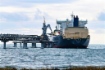 Beladen des Gastankers mit verflüssigtem Erdgas im LNG-Werk von Sachalin II