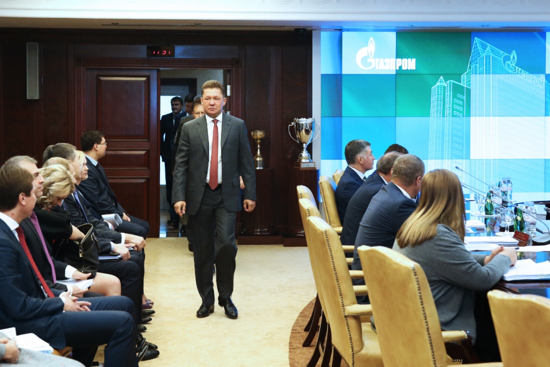 Alexey Miller (in der Mitte) und weitere Mitglieder des Vorstands begrüßten im Hauptquartier der Gazprom Vertreter des Tischtennisvereins Fackel – Gazprom aus der Stadt Orenburg