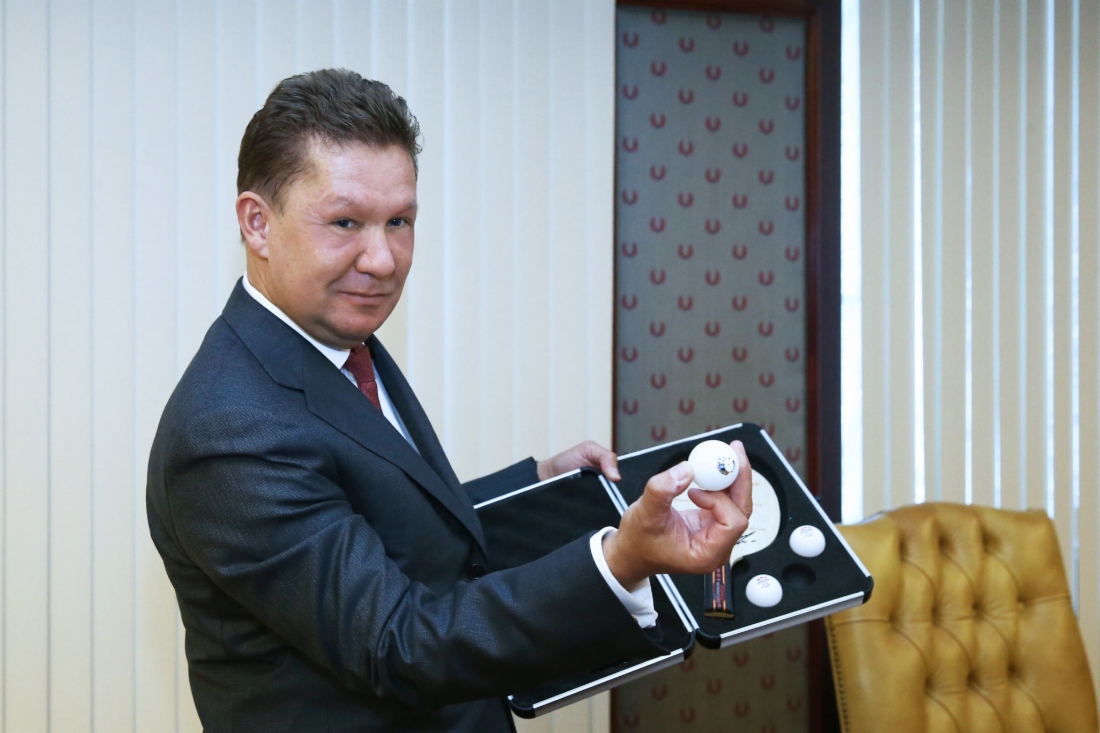 Im Rahmen des Treffens der Mitglieder des Vorstands mit dem Tischtennisverein Fackel – Gazprom überreichten die Spieler des Vereins Alexey Miller einen Profi-Schläger und ein T-Shirt mit seinem Namen.