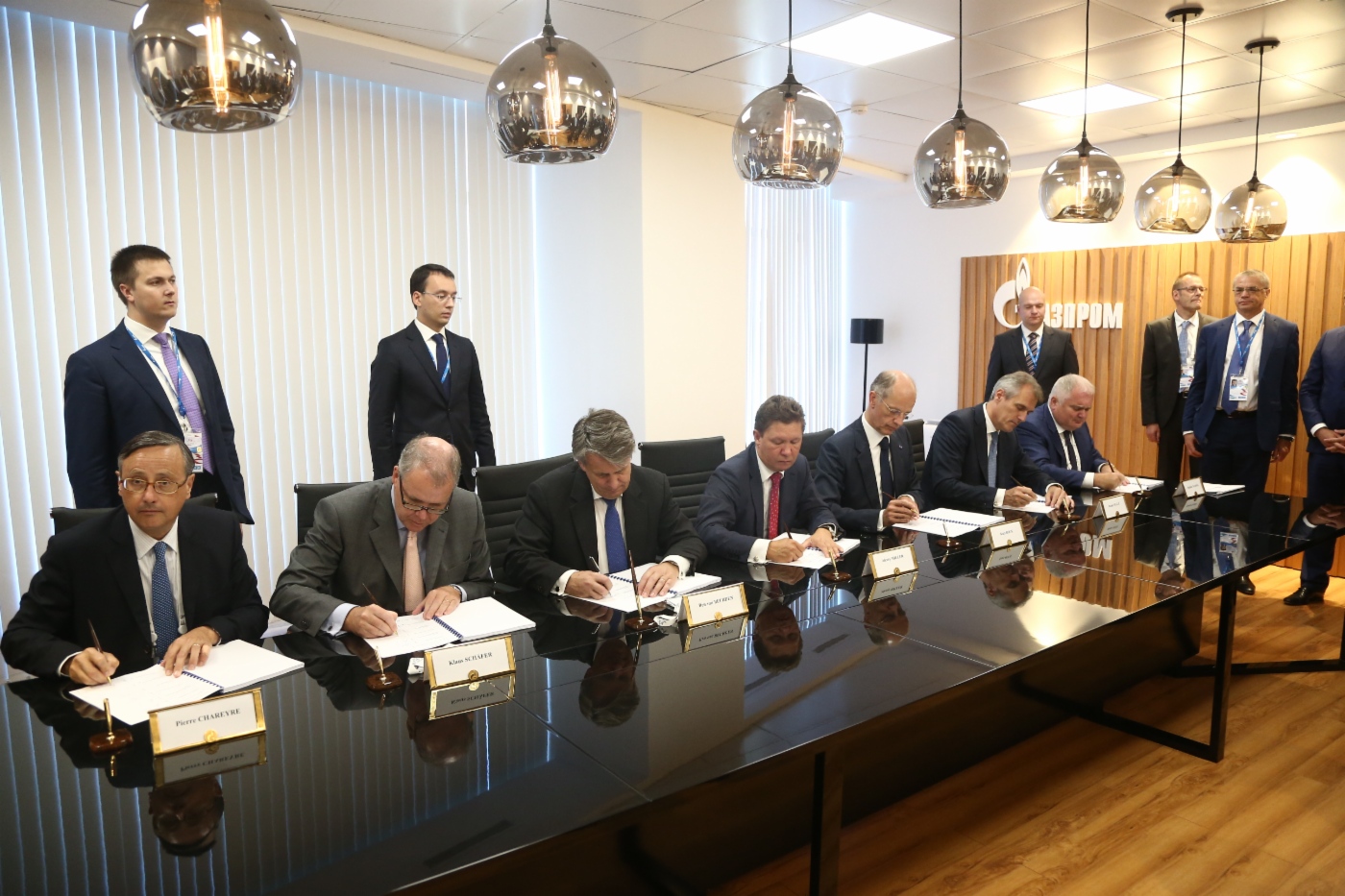 Der stellvertretende Generaldirektor von ENGIE Pierre Chareyre, Vorstandsmitglied der E.ON SE Klaus Schaefer, Royal Dutch Shell CEO Ben van Beurden, Alexey Miller, der Vorstandsvorsitzende der BASF SE Kurt Bock und der Vorstandsvorsitzende der OMV AG Rainer Seele unterschrieben ein Aktionärsabkommen für Nord Stream 2 System