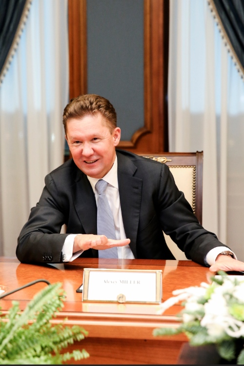 Alexey Miller während des Treffens mit dem Botschafter der VR China in Russland, Li Hui
