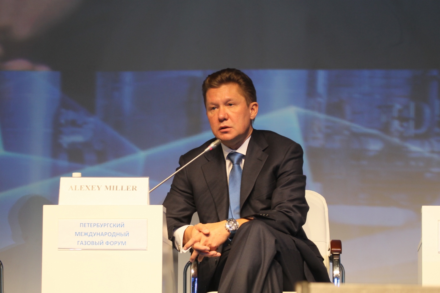 Alexey Miller während des Beitrags im Forum