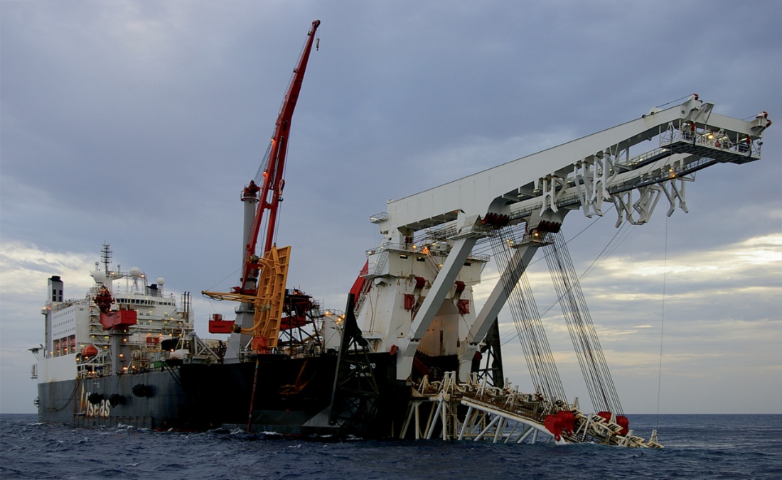 Das Pipeline-Verlegeschiff Solitaire beim Bau der Nord Stream durch die Ostsee