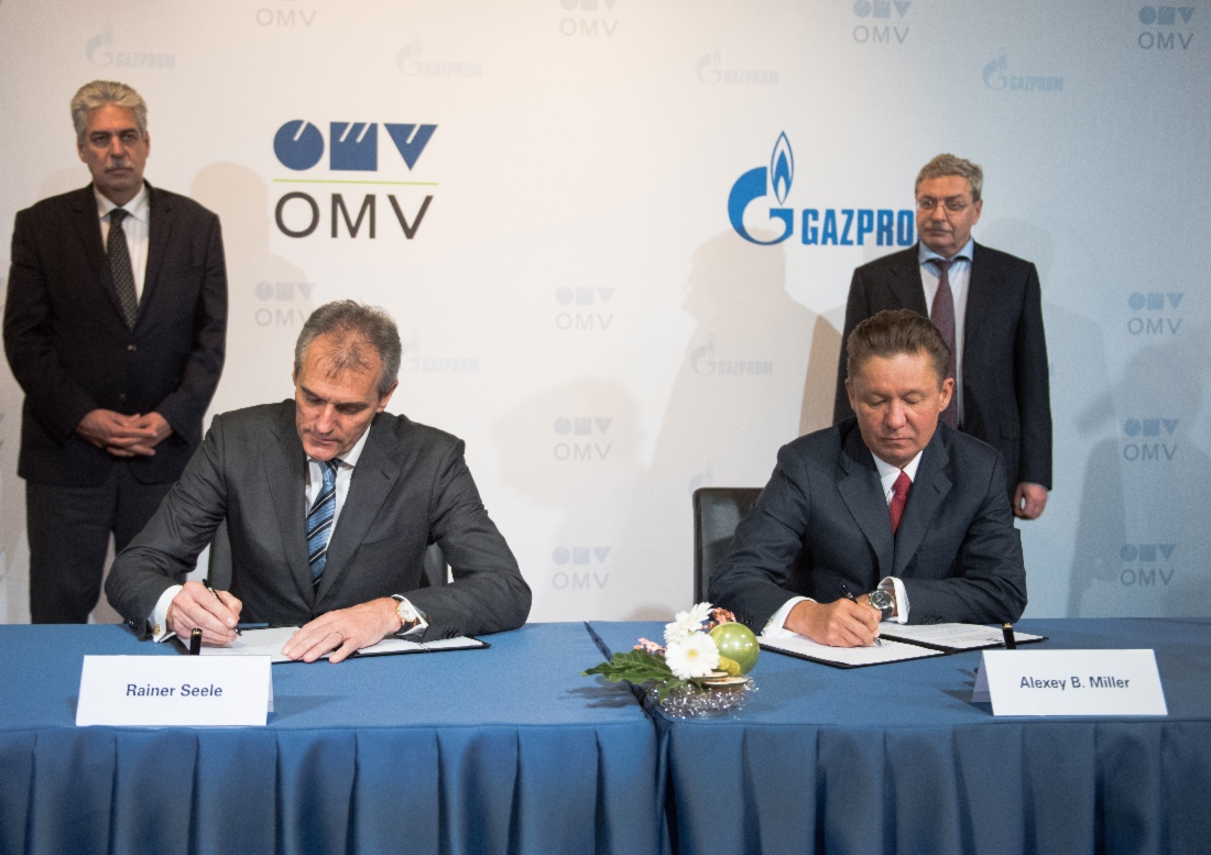 Rainer Seele, Vorstandsvorsitzender der OMV AG, und Alexey Miller bei der Unterzeichnung des Basic Agreement über den Asset-Tausch. Foto: OMV AG