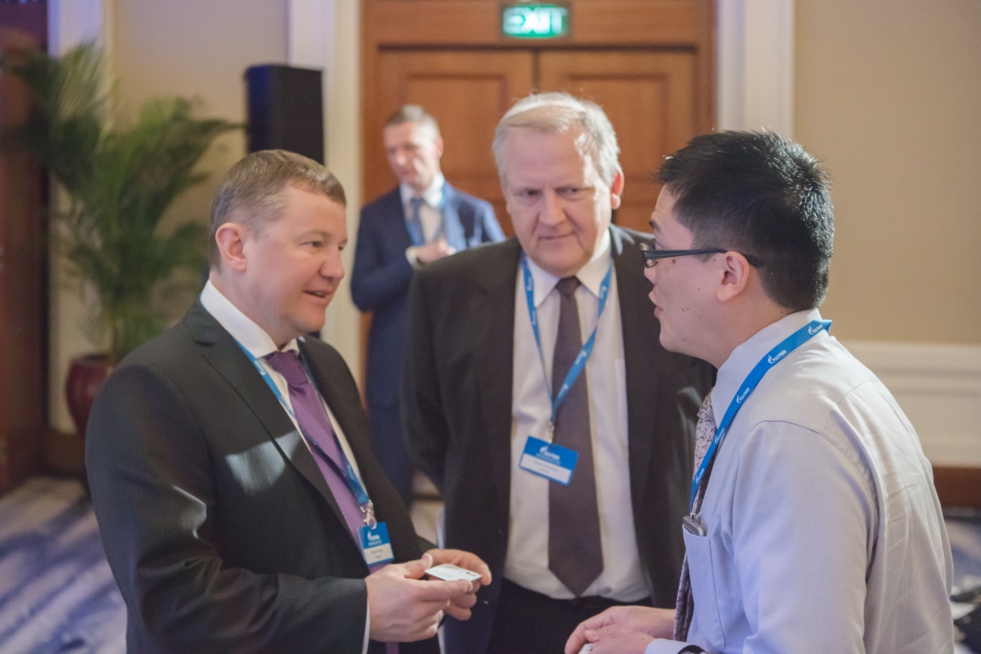 Andrey Kruglov (links) nahm am Investorentag in Singapur teil (28.02.2017)