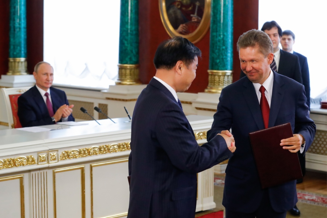Der Vorsitzende des Board of Directors der CNPC, Wang Yilin, und Alexey Miller unterzeichneten in Moskau eine Zusatzvereinbarung zum Kaufvertrag für Erdgas über die Ostroute. Die Zeremonie des Austausches unterzeichneter Dokumente fand im Beisein des Präsidenten der Russischen Föderation, Vladimir Putin, und des Staatspräsidenten der Volksrepublik China, Xi Jinping, statt. Foto: TASS