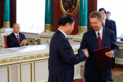Der Vorsitzende des Board of Directors der CNPC, Wang Yilin, und Alexey Miller unterzeichneten in Moskau eine Zusatzvereinbarung zum Kaufvertrag für Erdgas über die Ostroute. Die Zeremonie des Austausches unterzeichneter Dokumente fand im Beisein des Präsidenten der Russischen Föderation, Vladimir Putin, und des Staatspräsidenten der Volksrepublik China, Xi Jinping, statt. Foto: TASS