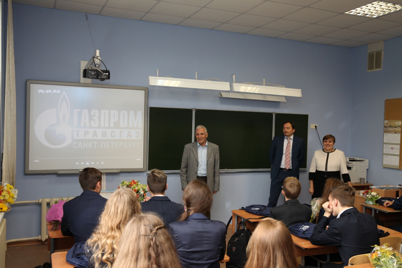 Igor Blekhtsin, wissenschaftlicher Leiter des spezialisierten Lehrstuhls der PAO Gazprom bei der Staatlichen Wirtschaftsuniversität Sankt Petersburg, wandte sich mit Weisheitsworten an Schüler aus der Gazprom-Klasse in Sankt Petersburg