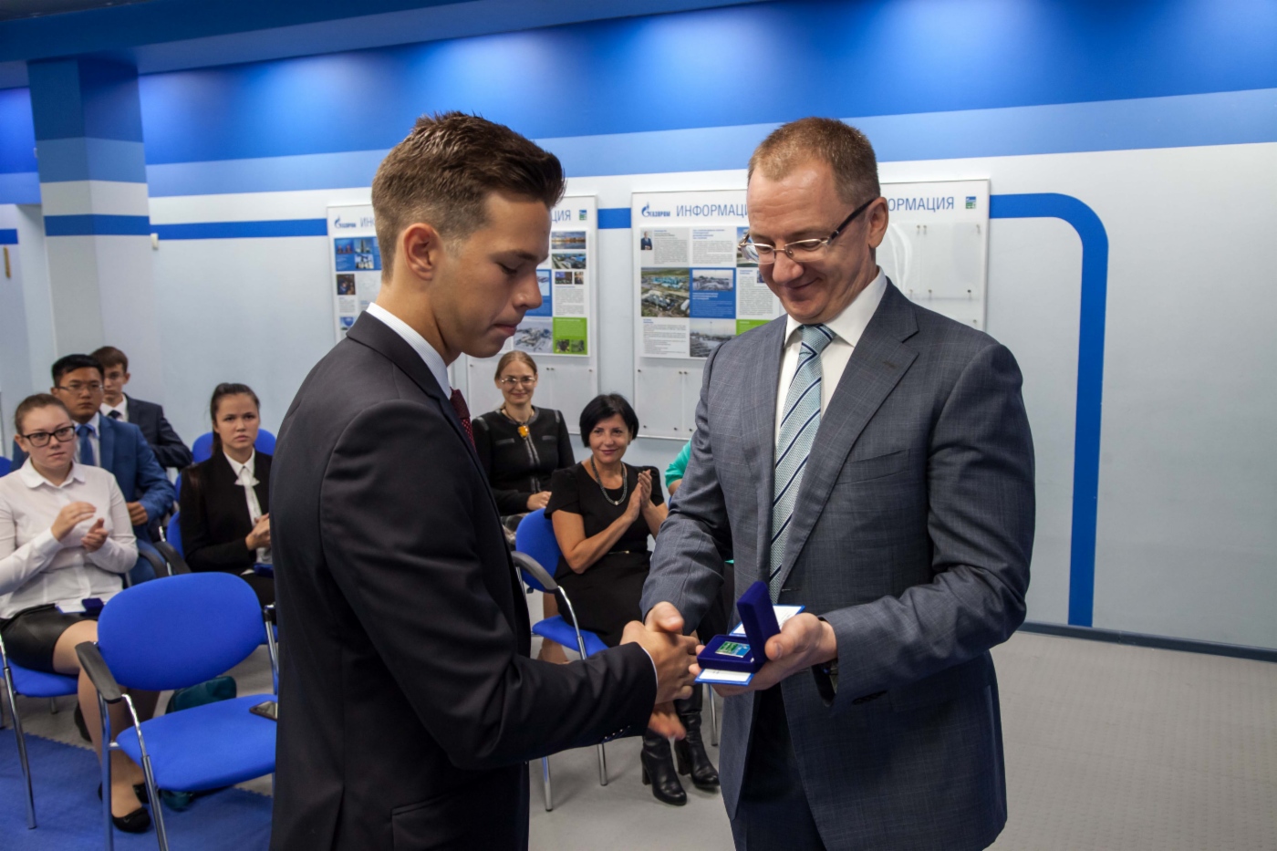 Stellvertretender Generaldirektor für Personalmanagement bei der Gazprom Dobycha Yamburg, Valentin Kramar, übergab künftigen Ingenieuren Bescheinigungen und Abzeichen des Teilnehmers am Projekt Gazprom-Klassen