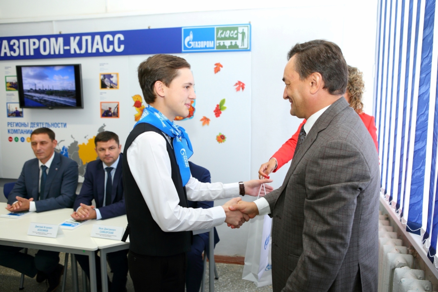 Generaldirektor der Gazprom Dobycha Noyabrsk, Igor Krutikov, bindet den Schülern der Gazprom-Klasse symbolische Krawatten