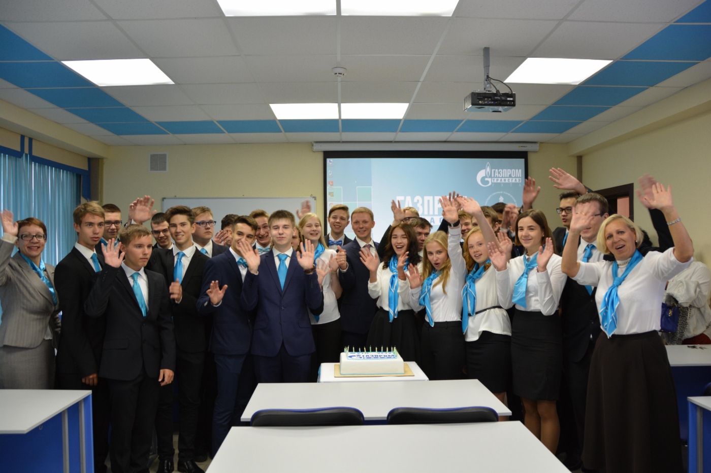 Schüler aus einer neu etablierten Gazprom-Klasse haben von der Gazprom Transgaz Ukhta eine mit Kerzen geschmückte Torte geschenkt bekommen