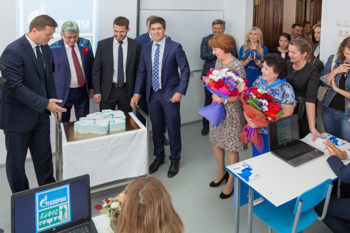 Stellvertretender Generaldirektor für Personalmanagement von Gazprom Transgaz Ufa, Dmitry Ponomarev, gratulierte den Schülern der Gazprom-Klasse und schenkte ihnen eine Torte, ausgeführt in Form einer Landkarte der Republik Baschkortostan