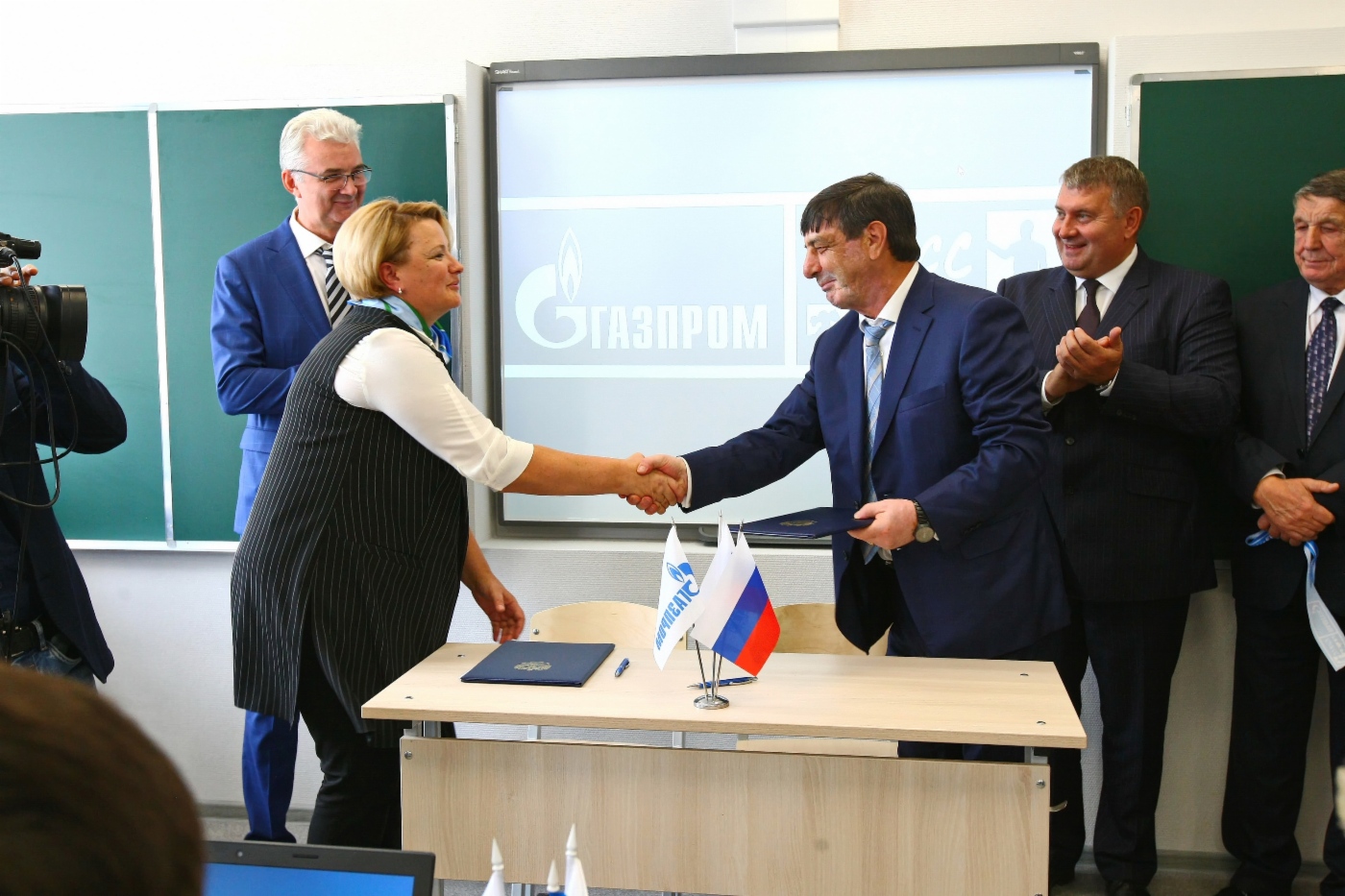 Leiterin der Schule Nr. 53, Marina Vlasova, und Generaldirektor der Gazprom Transgaz Yekaterinburg, David Gaidt, unterzeichneten ein Abkommen über die Etablierung einer Gazprom-Klasse