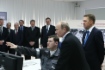 Im Beisein von Vladimir Putin und Alexey Miller führt der Schichtleiter der Station, Mikhail Izovit, Arbeitsgänge zur Leistungseinstellung des Gas-Dampf-Energieblocks GDTA-800 im Wärmekraftwerk Kirischskaja aus