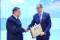 Sergey Khomyakov, stellvertretender Vorstandsvorsitzender der PAO Gazprom (links), überreicht Alexander Babakov, Generaldirektor der Gazprom Transgaz Moscow (rechts), einen Preis