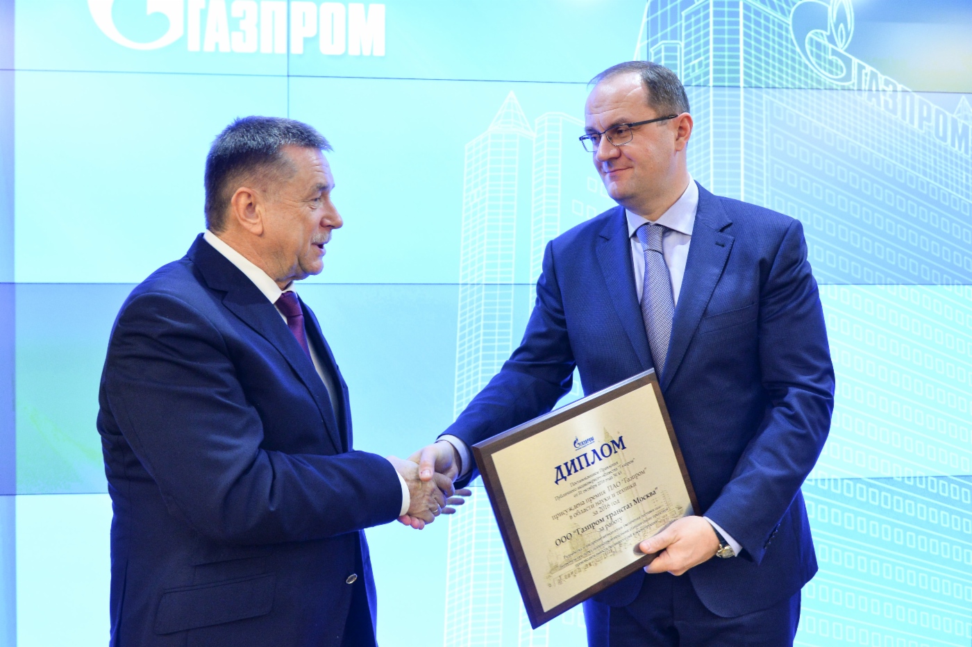 Sergey Khomyakov, stellvertretender Vorstandsvorsitzender der PAO Gazprom (links), überreicht Alexander Babakov, Generaldirektor der Gazprom Transgaz Moscow (rechts), einen Preis