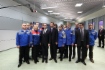 Dmitry Medvedev und Alexey Miller mit dem Personal des Wärmekraftwerkes Adler