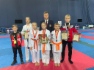 Junge Sportlerinnen des Vereins Shotokan Transgaz Stavropol während der Gesamtrussischen Wettkämpfe Shotokan Karate-do