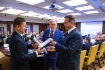 Vitaly Markelov (in der Mitte) und Vsevolod Cherepanov (rechts) gratulierten Alexey Miller (links) und die Belegschaft der OAO Gazprom zu der erfolgreichen Zertifizierung des Arbeitsschutz- und Sicherheitsmanagementsystems der Gesellschaft gemäß internationalem Standard