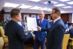 Vitaly Markelov (in der Mitte) und Vsevolod Cherepanov (rechts) gratulierten Alexey Miller (links) und die Belegschaft der OAO Gazprom zu der erfolgreichen Zertifizierung des Arbeitsschutz- und Sicherheitsmanagementsystems der Gesellschaft gemäß internationalem Standard