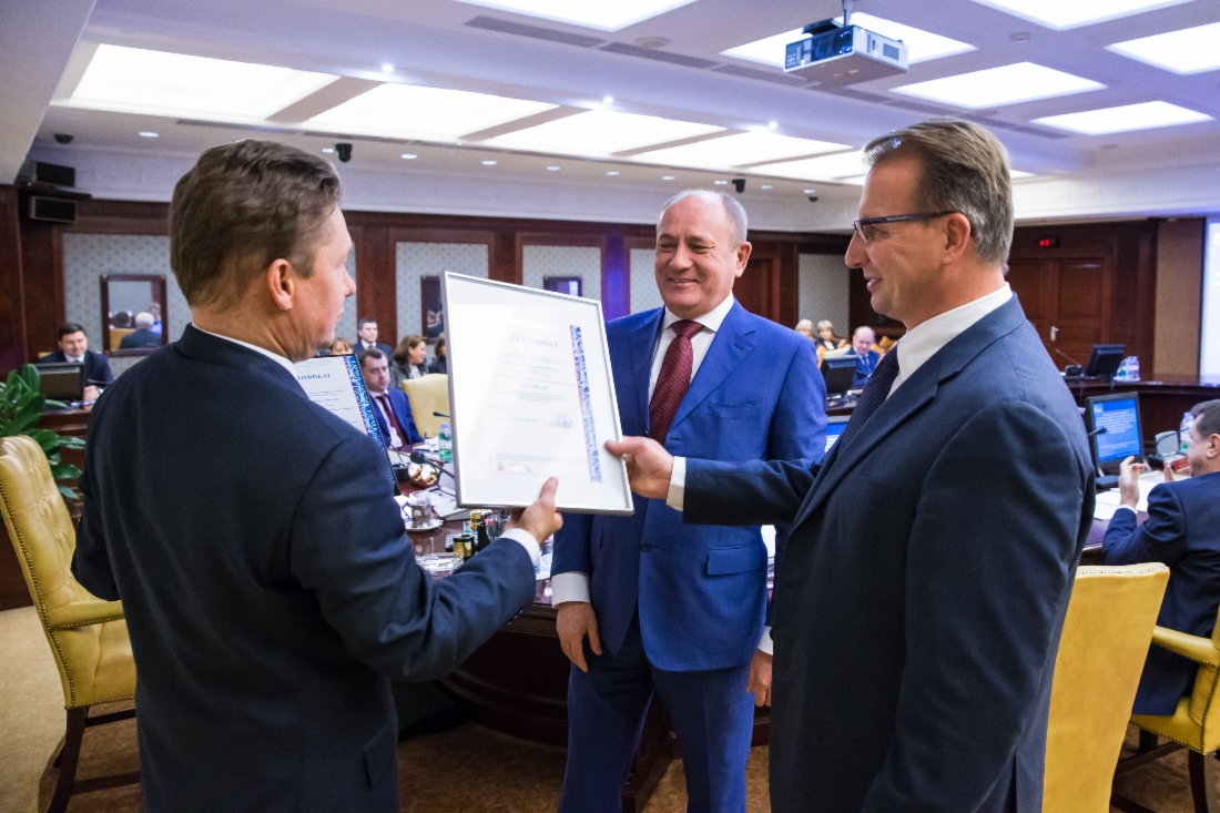 Vitaly Markelov (in der Mitte) und Vsevolod Cherepanov (rechts) gratulierten Alexey Miller (links) und die Belegschaft der OAO Gazprom zu der erfolgreichen Zertifizierung des Arbeitsschutz- und Sicherheitsmanagementsystems der Gesellschaft gemäß internationalem Standard