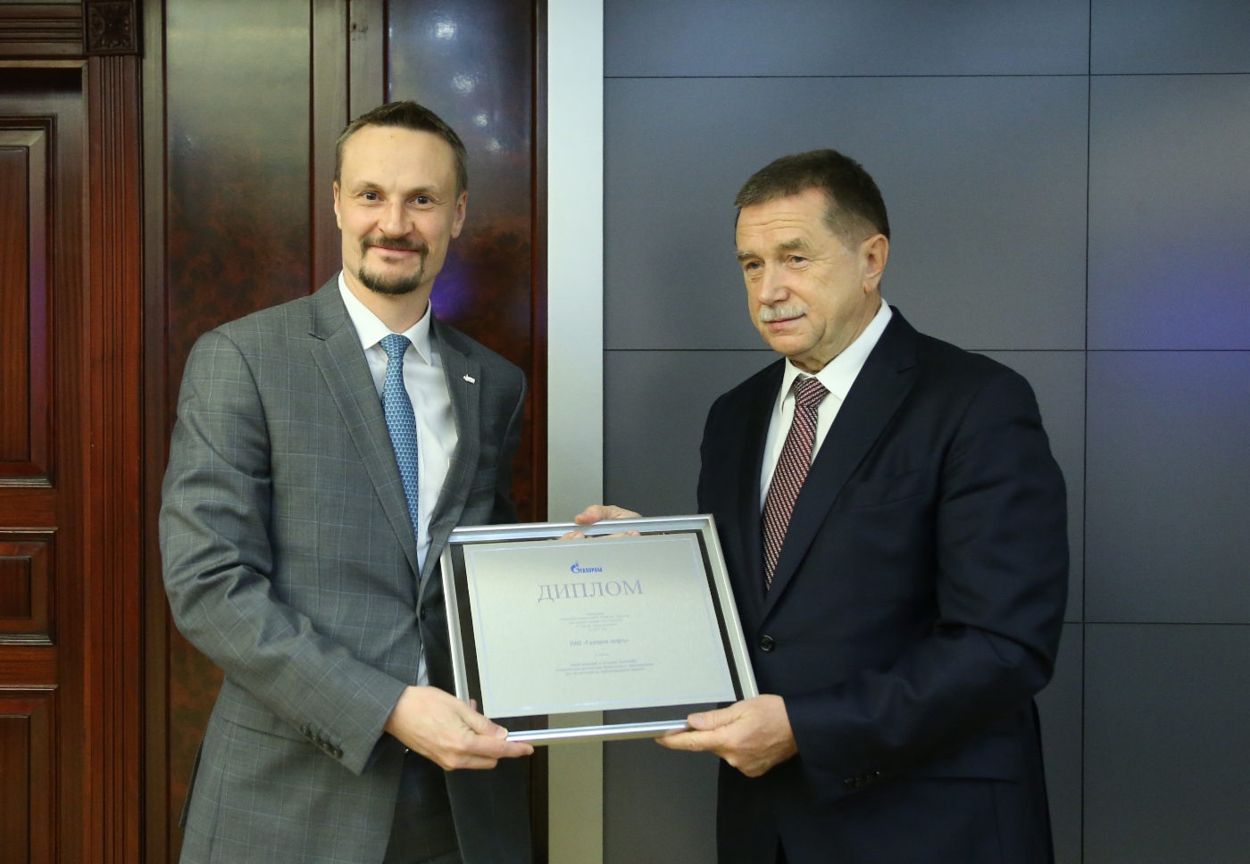 Sergey Khomyakov (rechts) gratulierte dem Leiter der Abteilung Neue Technologien bei der Gazpromneft STC, Denis Prokofiev, zur Auszeichnung