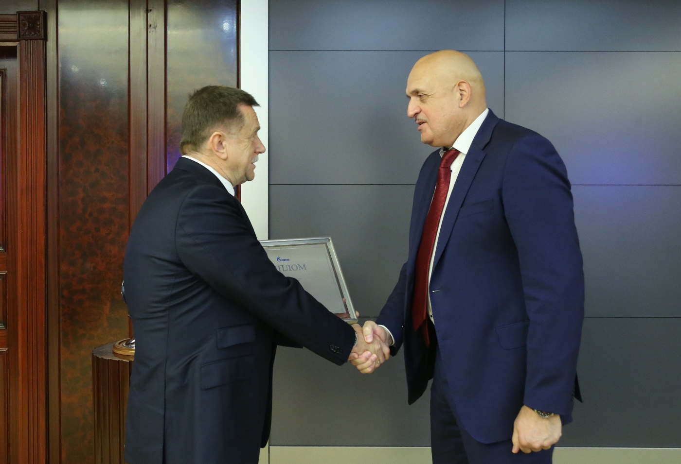 Sergey Khomyakov (links) gratulierte dem Generaldirektor der Orgenergogaz, Boris Zhitomirsky, zur Auszeichnung