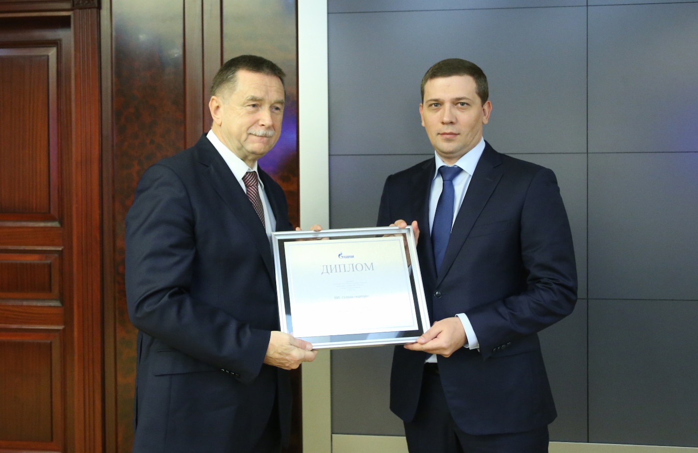 Sergey Khomyakov (links) gratulierte dem Generaldirektor der Gazprom Georesource, Alexander Chernov, zur Auszeichnung