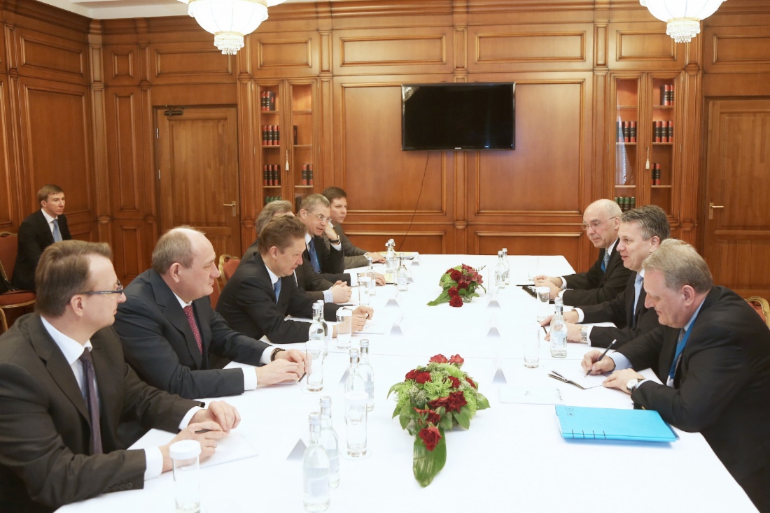 Alexey Miller und Shell-CEO Ben van Beurden unterzeichneten in Sotschi ein Roadmap-Memorandum zur Vorplanung (FEED) der dritten LNG-Produktionsstrecke im Rahmen des Sachalin-II Projekts