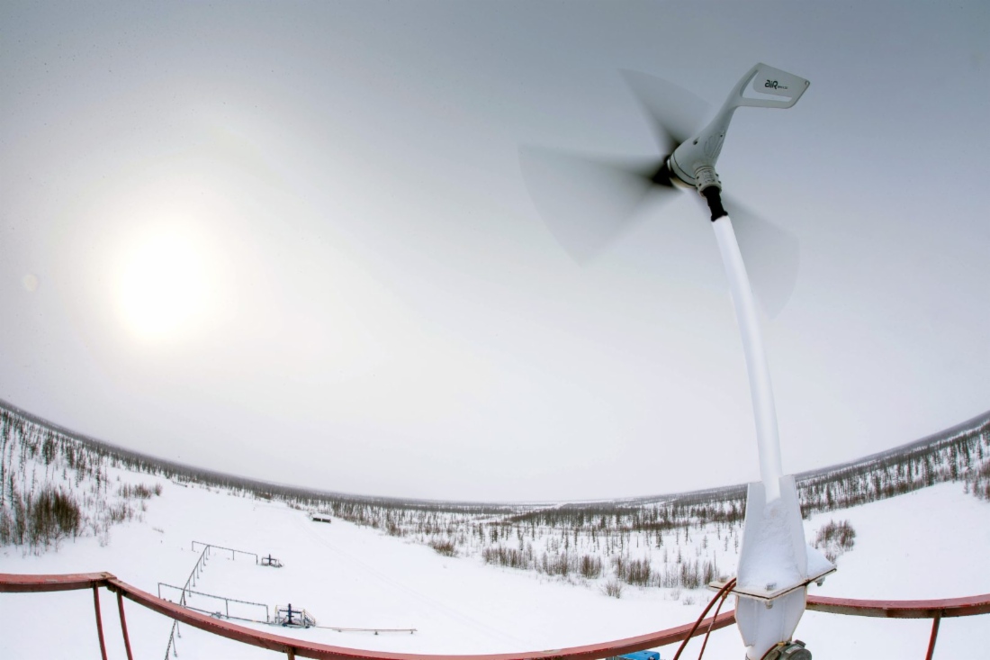 Windkraftanlagen dienen als Quellen für erneuerbare Energien beim Betrieb von Gasbohrungen