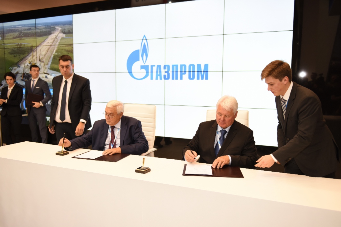 Im Rahmen des VII. Petersburger Internationalen Gasforums unterzeichneten das Aufsichtsratsmitglied der PAO SIBUR Holding, Vladimir Razumov, und Valery Golubev ein Abkommen